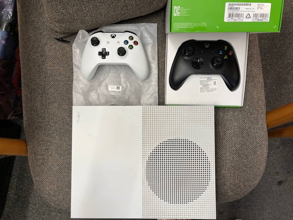 کنسول بازی مایکروسافت Xbox One S 1TB استاندارد به همراه دو دسته (کارکرده) - Image 2